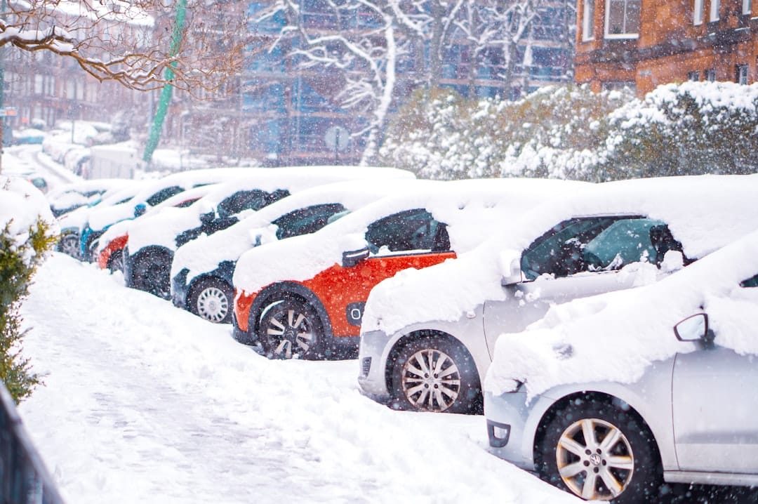 découvrez nos conseils essentiels pour conduire en hiver en toute sécurité. apprenez à adapter votre conduite face aux conditions météorologiques difficiles, aux routes glissantes et à la visibilité réduite. préparez-vous à affronter l'hiver et à rouler sereinement.