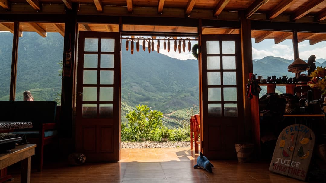 découvrez notre charmante guesthouse, un havre de paix offrant un confort moderne et une ambiance chaleureuse. idéale pour les voyageurs en quête de repos, de découvertes et d'authenticité, notre maison d'hôtes vous garantit un séjour inoubliable avec un service personnalisé et une cuisine locale délicieuse.