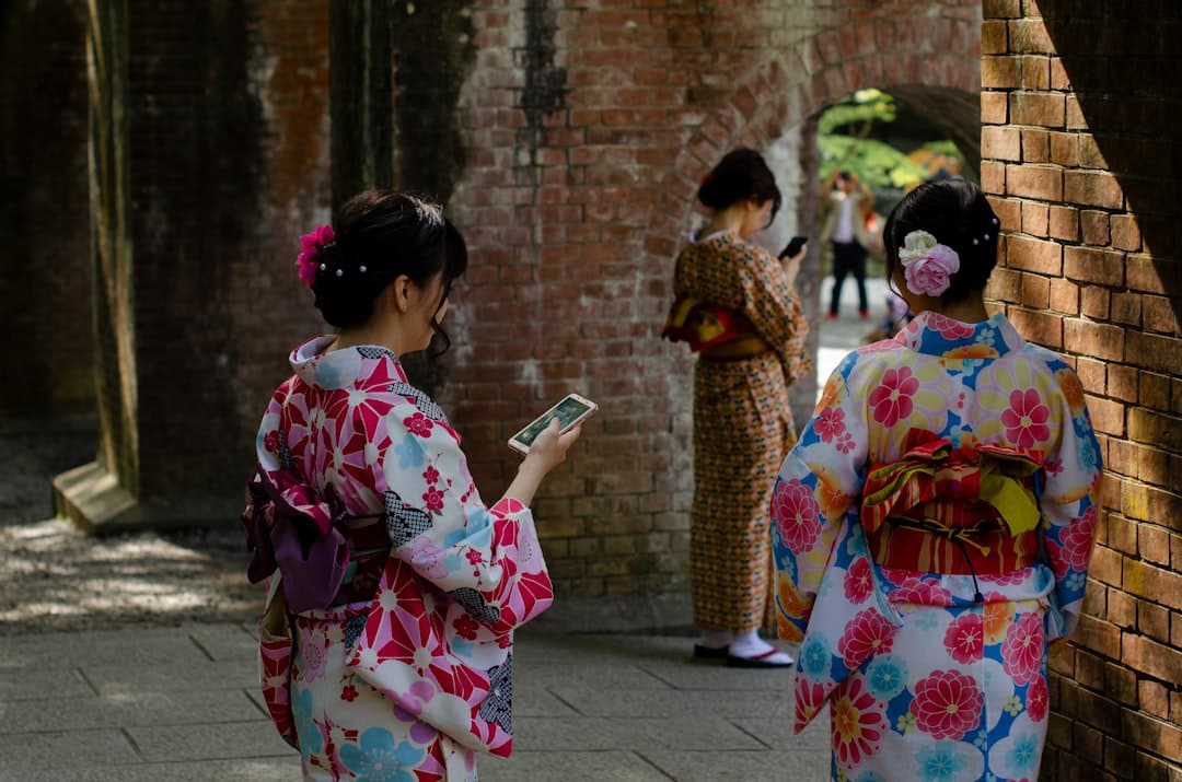 découvrez l'élégance et le confort du kimono, une pièce essentielle de la mode japonaise. que ce soit pour une occasion spéciale ou un usage quotidien, apprenez à porter ce vêtement intemporel et à mélanger tradition et modernité dans votre garde-robe.