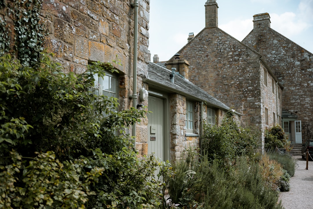 découvrez l'authenticité et le charme intemporel des maisons en pierre, idéales pour ceux qui recherchent une ambiance chaleureuse et rustique. explorez les caractéristiques uniques et l'architecture historique qui font des maisons en pierre un choix parfait pour un cadre de vie harmonieux.