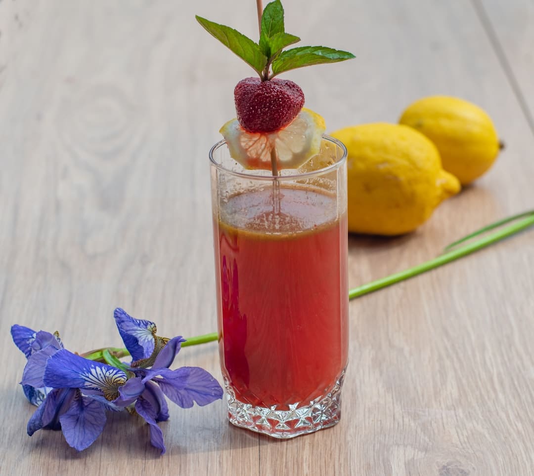 découvrez des recettes de boissons faites maison qui raviront vos papilles. apprenez à confectionner des boissons rafraîchissantes et savoureuses, idéales pour toutes les occasions. de la limonade classique aux infusions originales, faites le plein d'inspiration pour impressionner vos invités.